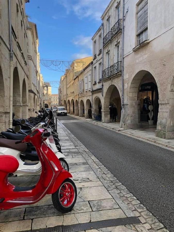 Charmant Cocon Iode Cosy Equipe, Baigne De Lumiere, Situe Au Coeur De La Rochelle A 1Min A Pied Du Marche Central Avec Tv Et Wifi Eksteriør billede