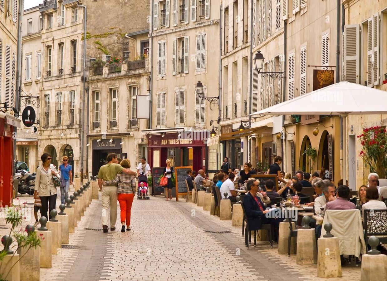 Charmant Cocon Iode Cosy Equipe, Baigne De Lumiere, Situe Au Coeur De La Rochelle A 1Min A Pied Du Marche Central Avec Tv Et Wifi Eksteriør billede