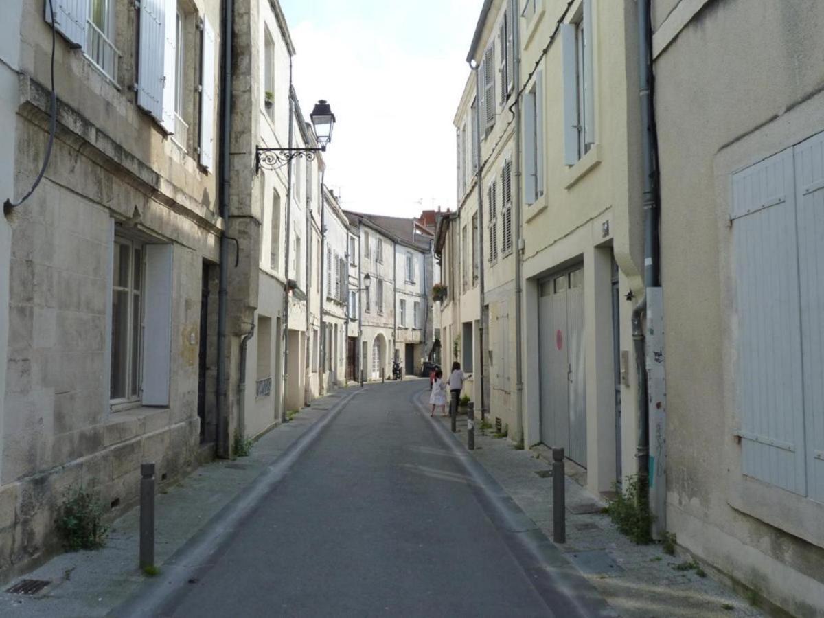 Charmant Cocon Iode Cosy Equipe, Baigne De Lumiere, Situe Au Coeur De La Rochelle A 1Min A Pied Du Marche Central Avec Tv Et Wifi Eksteriør billede