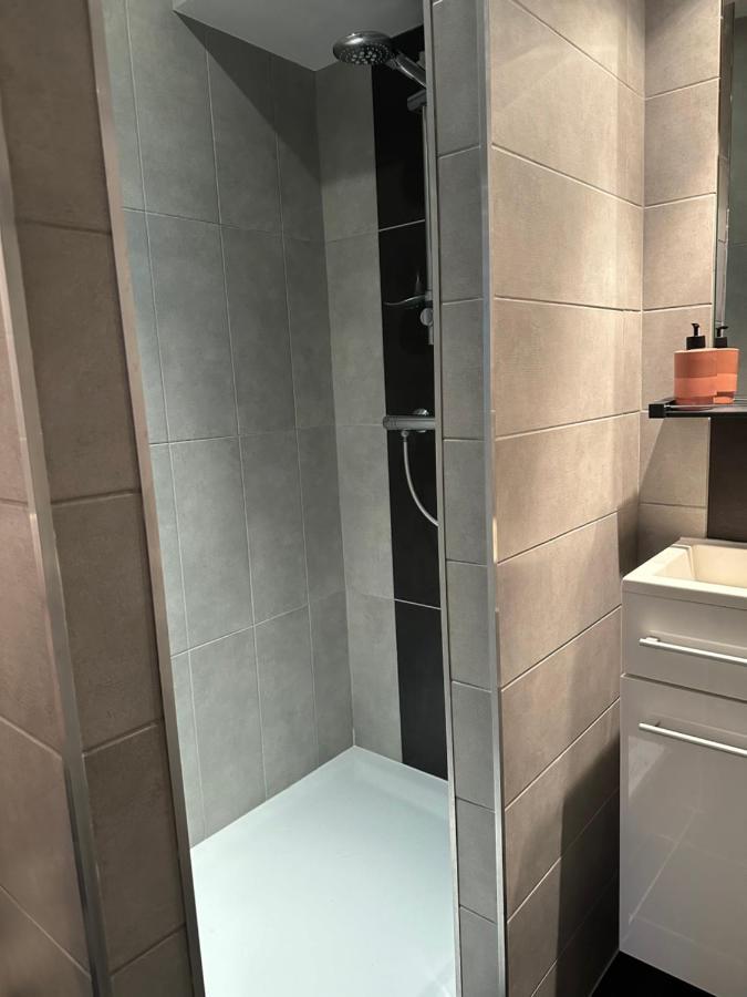 Charmant Cocon Iode Cosy Equipe, Baigne De Lumiere, Situe Au Coeur De La Rochelle A 1Min A Pied Du Marche Central Avec Tv Et Wifi Eksteriør billede